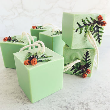 SAVON CUBE AUX HUILES ESSENTIELLES DE SAPINS - Kimo Soaps