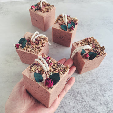 SAVON CUBE ARGILE ROSE & HUILE ESSENTIELLE GÉRANIUM - Kimo Soaps