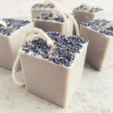 SAVON CUBE AUX HUILES ESSENTIELLES LAVANDE & AGRUMES - Kimo Soaps