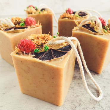 SAVON CUBE CAROTTE CURCUMA & AUX HUILES ESSENTIELLES - Kimo Soaps